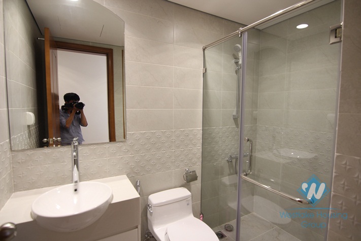 Nice and warm apartment for rent in Vinhomes Nguyen Chi Thanh, Dong Da district, Ha Noi